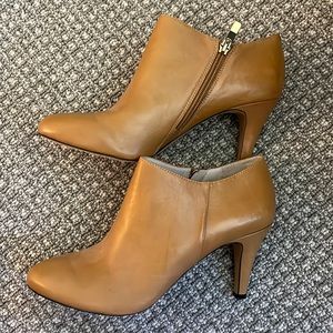 Vince Camuto Buttery soft light brown leather ankle booties size 9